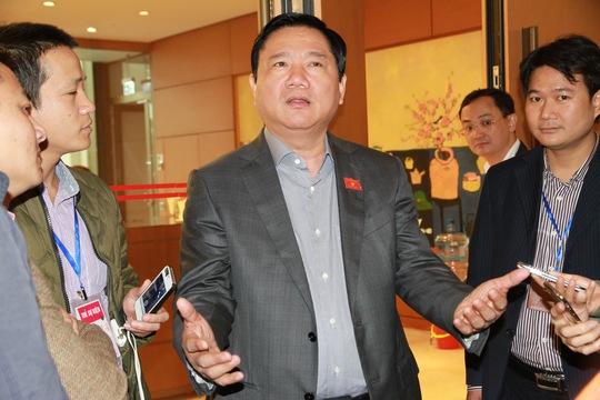 
Bí thư Thành ủy TP HCM Đinh La Thăng trao đổi với báo chí bên hành lang Quốc hội
