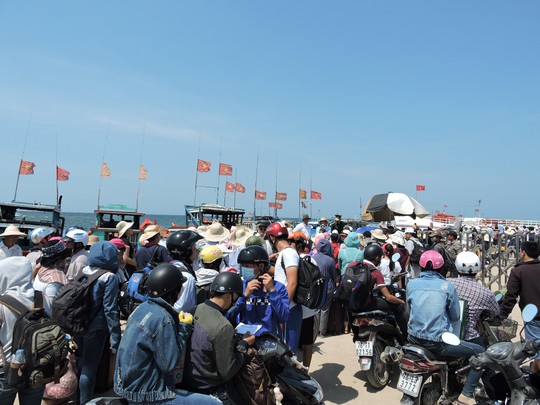 
Hàng ngàn du khách chờ tàu vào đất liền trên Cảng Lý Sơn.
