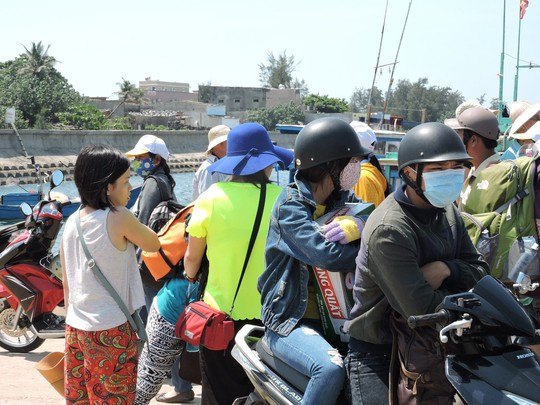 
Hành khách lo lắng chờ tàu.
