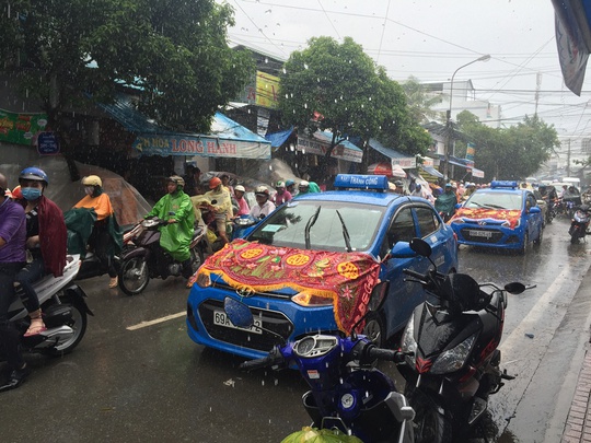 Đoàn xe đưa tang gia đình thầy Tiên trong mưa