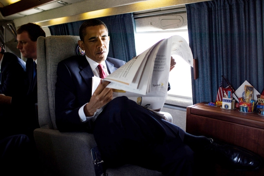 Tổng thống Barack Obama tranh thủ đọc tin tức báo chí trên Marine One