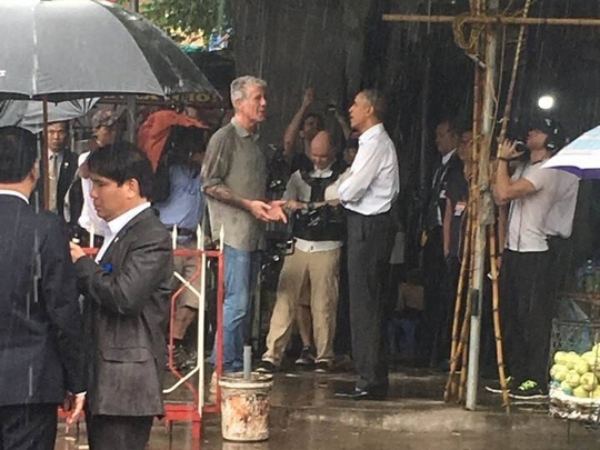 
Đi cùng Tổng thống Obama (áo trắng) là ông Anthony Bourdain (áo sẫm), đầu bếp Mỹ nổi tiếng - Ảnh: Nguyễn Hưởng
