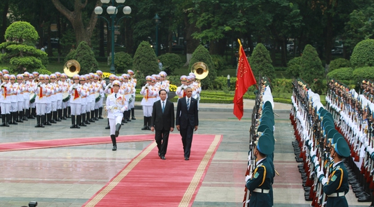 Chủ tịch nước Trần Đại Quang hướng dẫn Tổng thống Obama duyệt Đội danh dự Quân đội nhân dân Việt Nam