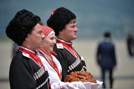 Đón Thủ tướng Nguyễn Xuân Phúc bằng nghi lễ hiếu khách truyền thống của dân tộc Nga