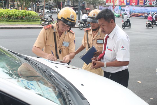 
Lực lượng PC67 đang lập biên bản tài xế taxi vi phạm vào sáng 28-4
