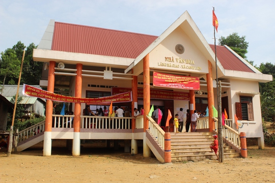 Đồng bào làng Hà Giao đến nhà văn hóa thôn bỏ phiếu