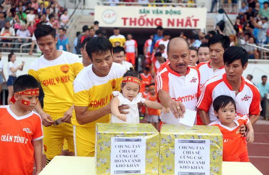 Cựu tuyển thủ Quốc gia Huy Hoàng và danh hài Hoàng Sơn quyên góp một phần tầm lòng cho những hoàn cảnh gặp nhiều khó khăn trong cuộc sống