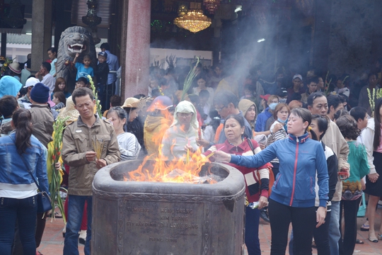 
Khói nhang, vàng mã cũng làm cho nhiều người cảm thấy ngột ngạt hơn
