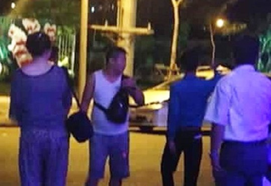 
Người mặc áo trắng (giữa) có hành vi đốt tiền Việt Nam ở quán bar tại Đà Nẵng. Ảnh do bảo vệ quán bar cung cấp.
