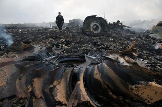 Hiện trường vụ rơi MH17. Ảnh: Reuters