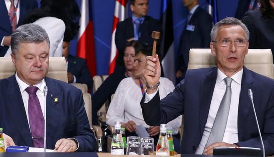 
Tổng thống Ukraine Petro Poroshenko (trái) và ông Jens Stoltenberg, Tổng thư ký NATO. Ảnh: Reuters
