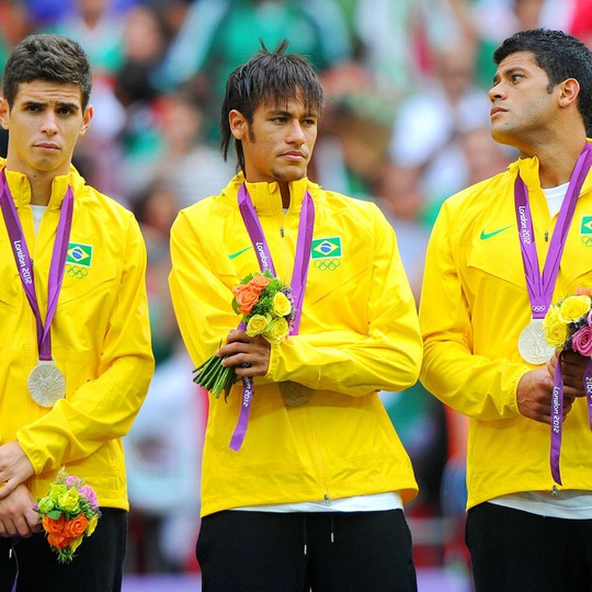 Neymar và đồng đội nhận HCB ở Olympic London 2012 sau khi thua U23 Mexico ở chung kết