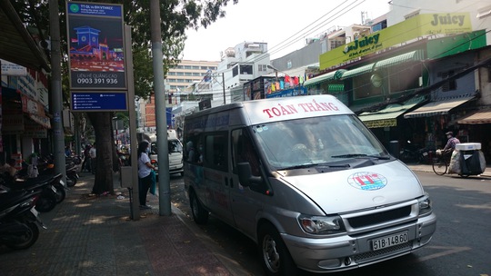 
Những chiếc xe khách, xe taxi chờ khách ngay điểm dừng của trạm xe buýt trên đường Nguyễn Thị Minh Khai (quận 1)
