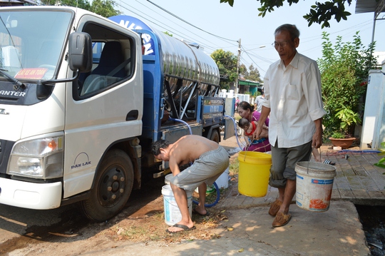 
Người dân hồ hởi vì lấy được ít nước sau 10 ngày khô khát
