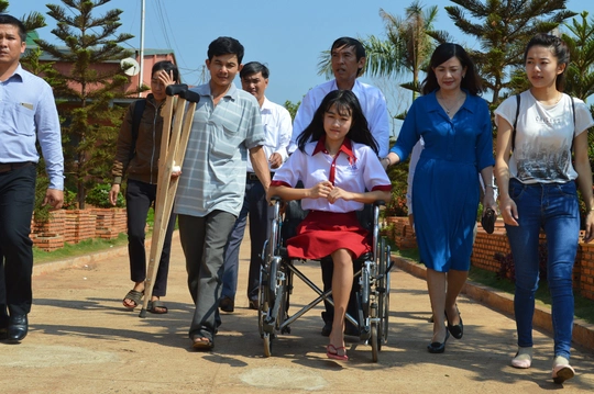 
Lãnh đạo Sở Y tế, Bệnh viện Đa khoa huyện Cư Kuin và Trường THCS và THPT đón Hà Vi lên trường học
