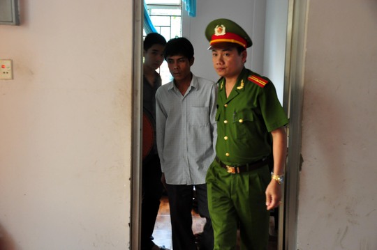 
Tài xế Trần Quang Phu bị tạm giữ và dẫn giải về Công an TP Quảng Ngãi. Ảnh: Tử Trực
