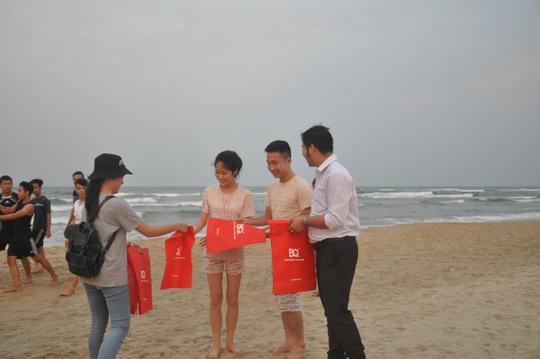Phát túi chung tay bảo vệ biển Đà Nẵng xanh- sạch- đẹp