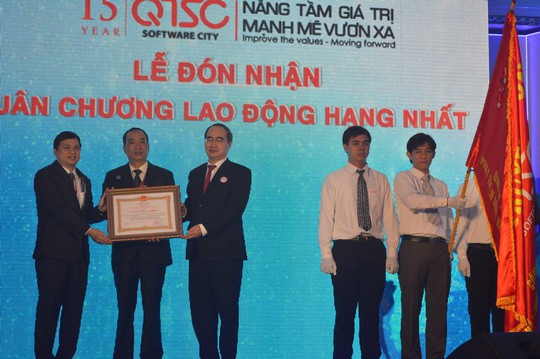 
Ông Nguyễn Thiện Nhân (áo đen bìa phải), Chủ tịch Ủy ban Trung ương Mặt trận Tổ quốc Việt Nam trao tặng Huân chương Lao động hạng Nhất của Chủ tịch nước cho lãnh đạo QTSC.
