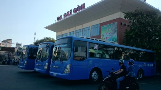 
Xe bus được điều động tới ga Sài Gòn để trung chuyển khách tới ga Biên Hòa để lên tàu. Ảnh: Q.CHiến
