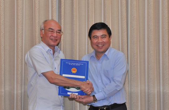 
Chủ tịch UBND TP Nguyễn Thành Phong (bìa phải) trao quyết định cho ông Phan Nguyễn Như Khuê
