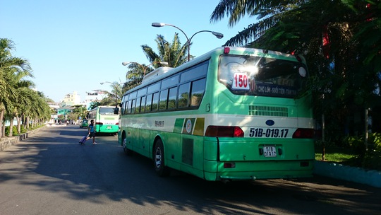 
Lúc 16h00, tại ga Sài Gòn 3 xe bus số 33 và 2 xe bus 150 đang chờ đủ khách để trung chuyển ra ga Biên Hòa. Ảnh: Q.Chiến
