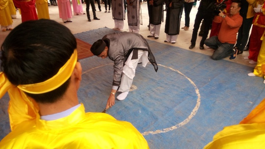 
Chủ lễ vẽ vòng tròn tuyên thệ
