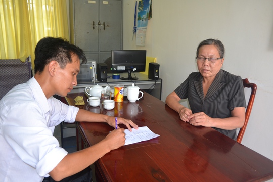 
Bà Nguyễn Thị Ngọc-Chủ tịch hội người mù huyện Chơn Thành, kể lại việc bà và các hội viên Hội người mù bị lừa đảo.
