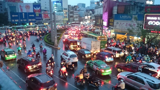 Trên đoạn đường Điện Biên Phủ hướng từ cầu Sài Gòn về Hàng Xanh cũng kẹt cứng.