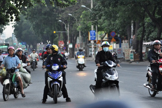 
Các tuyến đường thường xảy ra ùn tắc giao thông như Nguyễn Xí, Cách Mạng Tháng 8, khu vực quanh sân bay Tân Sơn Nhất… vắng lặng hiếm thấy.
