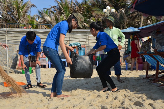 
Đoàn viên thanh niên nhặt rác để bãi biển sạch đẹp hơn
