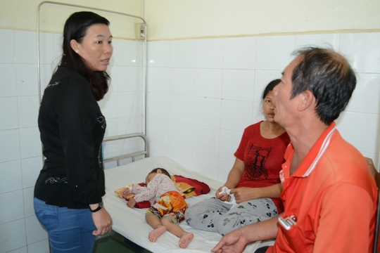 
Bà Nguyễn Thị Bảo Trân, Phó Chủ tịch UBND huyện Tịnh Biên đến thăm hỏi và trao 2 triệu đồng cho gia đình ông Danh.
