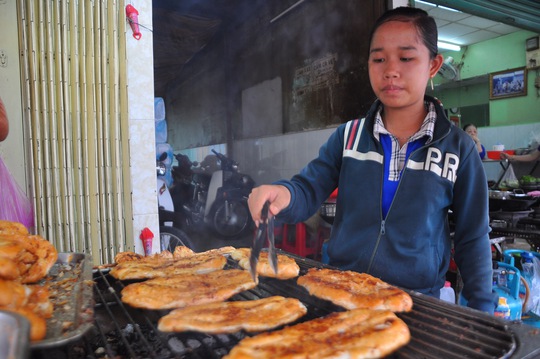 Bánh mì nướng muối ớt nhìn từ xa giống như món chuối nướng.