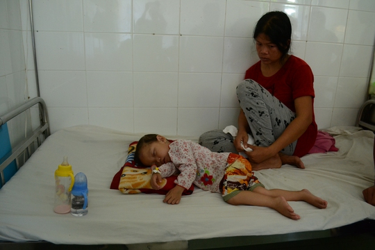 
Chị ruột của bé Hậu tạm thời qua cơn nguy kịch và đang được theo dõi điều trị tạm Bệnh viện Đa khoa huyện Tịnh Biên.
