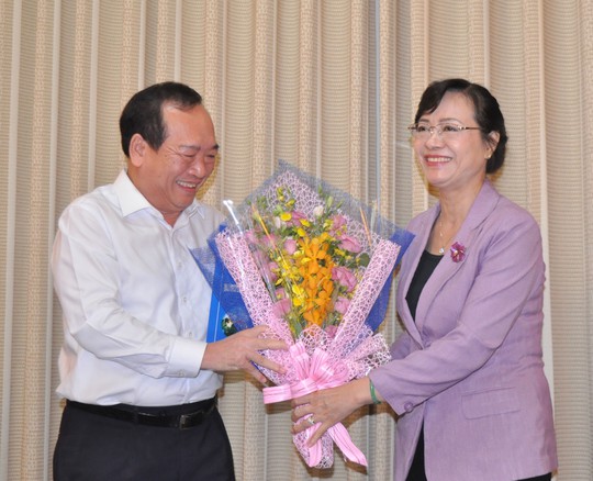 
Chủ tịch HĐND TP HCM Nguyễn Thị Quyết Tâm tặng hoa chúc mừng ông Huỳnh Công Hùng
