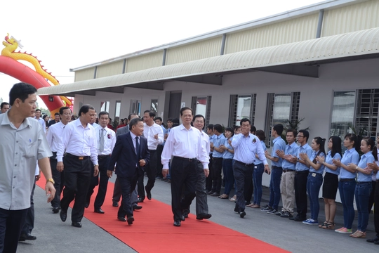 Thủ tướng Nguyễn Tấn Dũng cùng với các đại biểu vừa đến khu công nghiệp Thạnh Lộc để thực hiện nhiều nghi thức trong lễ khởi công và cắt băng khánh thành nhiều nhà máy sản xuất quy mô lớn tại đây.