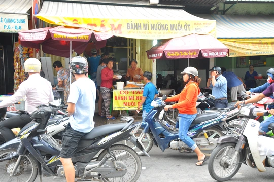 Cửa hàng bà Tám trên đường Lê Quang Sung luôn thu hút khách. Người mua phải đứng xếp hàng chờ đến lượt.