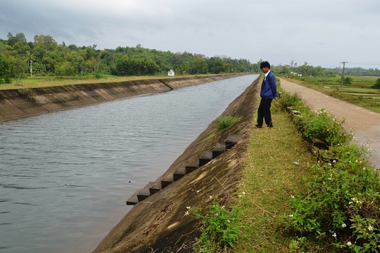 Nam sinh chết nghi do đuối nước trong lúc tắm tại kênh Phú Ninh