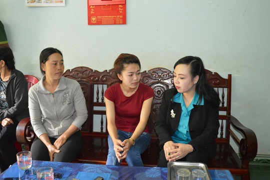 
Bộ trưởng Nguyễn Thị Kim Tiến thăm hỏi gia đình bé Hà Vi
