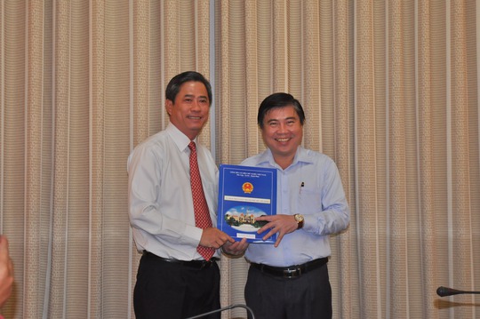 
Chủ tịch UBND TP Nguyễn Thành Phong trao quyết định bổ nhiệm Tổng Giám đốc Đài Truyền hình TP cho ông Dương Thanh Tùng (bên trái)
