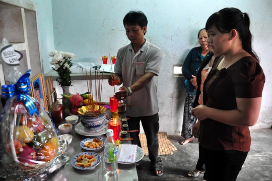 Cô giáo Phạm Thị Thùy Ngân bịn rịn trước nỗi đau quá lớn khi mất cùng lúc 9 học sinh. Ảnh: T.Trực