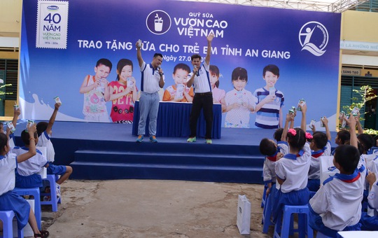 Học sinh nghèo ở An Giang được uống sữa miễn phí
