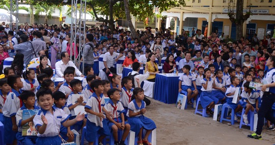 
Buổi lễ nóng hơn với những trò chơi vui nhộn do 2 nghệ sĩ hài Xuân Bắc và Tự Long tạo nên.
