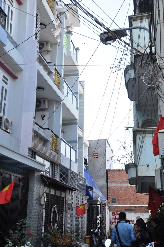 
Căn nhà có lan can màu vàng là nơi xảy ra vụ việc bà Hoa bị chồng đâm tử vong
