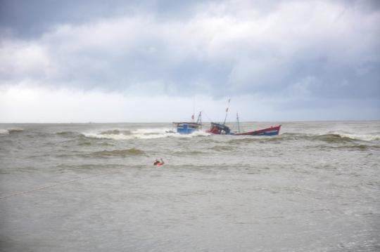 
Hai tàu cá của ngư dân xã Nghĩa An, TP Quảng Ngãi bị sóng đánh chìm khi vào tránh áp thấp nhiệt đới
