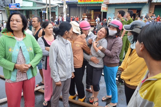 
Một chủ nhà khóc ngất vì nhà cửa ra tro khi Tết đã cận kề
