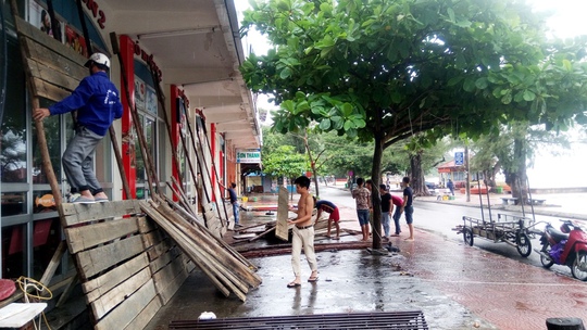 
Người dân dựng tấm gỗ lớn bảo vệ cửa kính các cửa hàng mặt phố

 
