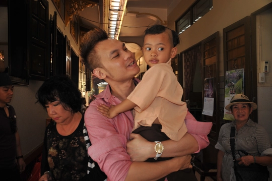 NSƯT Kim Tiểu Long và trẻ em mồ côi ở chùa Từ Hạnh
