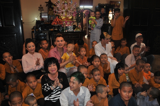Các nghệ sĩ cùng hát những bài hát thiếu nhi với trẻ em mồ côi ở chùa Từ Hạnh