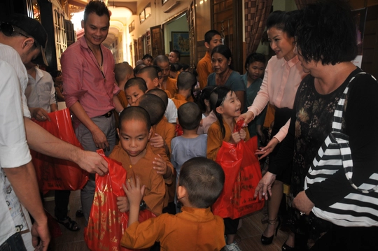 Các NS và NSƯT Kim Tử Long trao quà tết cho trẻ em mồ côi chùa Từ Hạnh