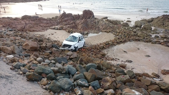 
Chiếc taxi lao thẳng xuống bãi đá sau khi vượt qua bờ kè cao gần 1 m
